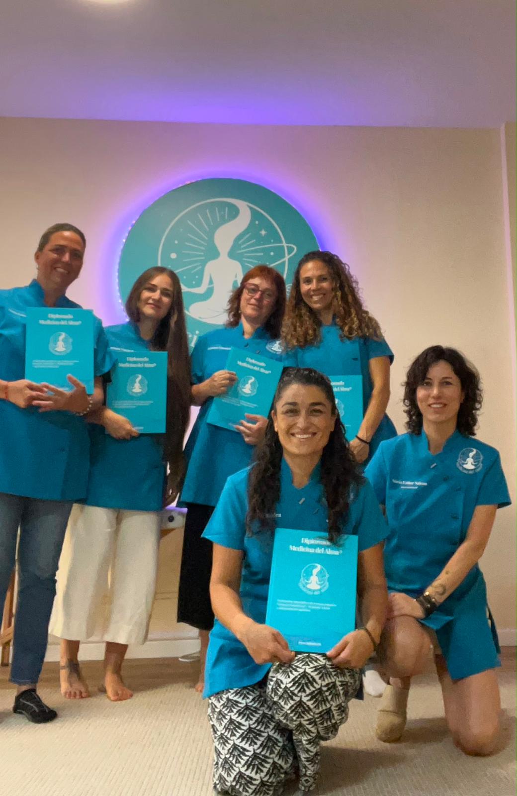 Grupo de alumnas con el diploma de Medicina del Alma®